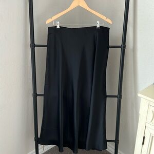 Banana Republic Slip Skirt Sz L Black Satin. Excellent condition